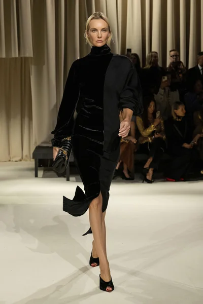 Look 16